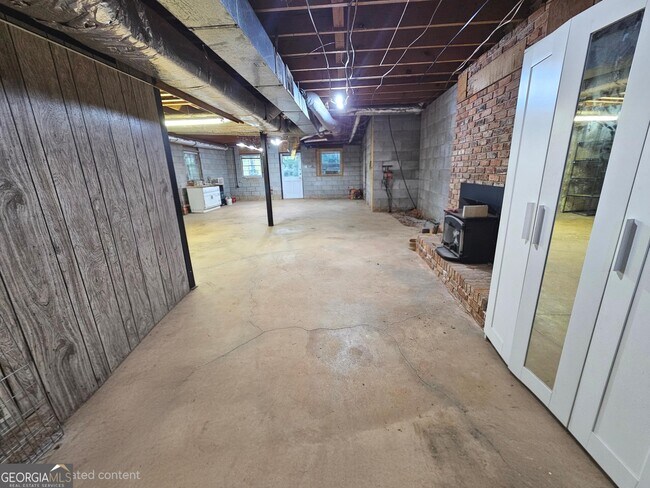 Building Photo - 615 Kings Rd