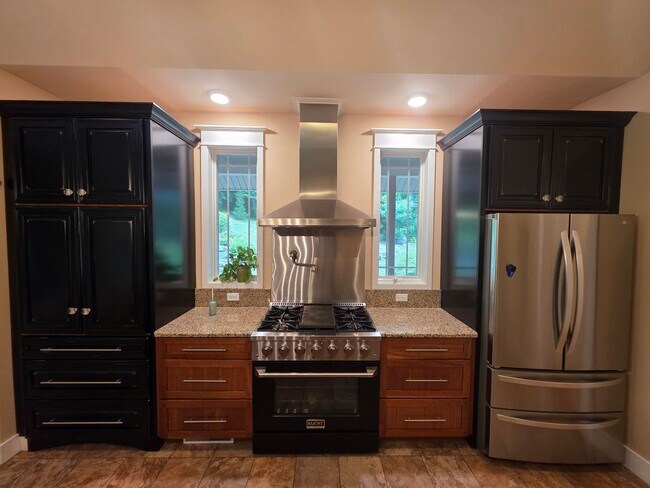 Building Photo - Luxurious 3-Bedroom Home in Poughquag, NY