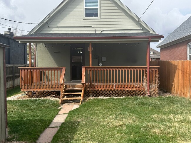 Building Photo - Beautiful 2 bedroom in prime location