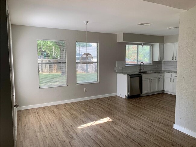 Building Photo - 1604 Middleway Rd