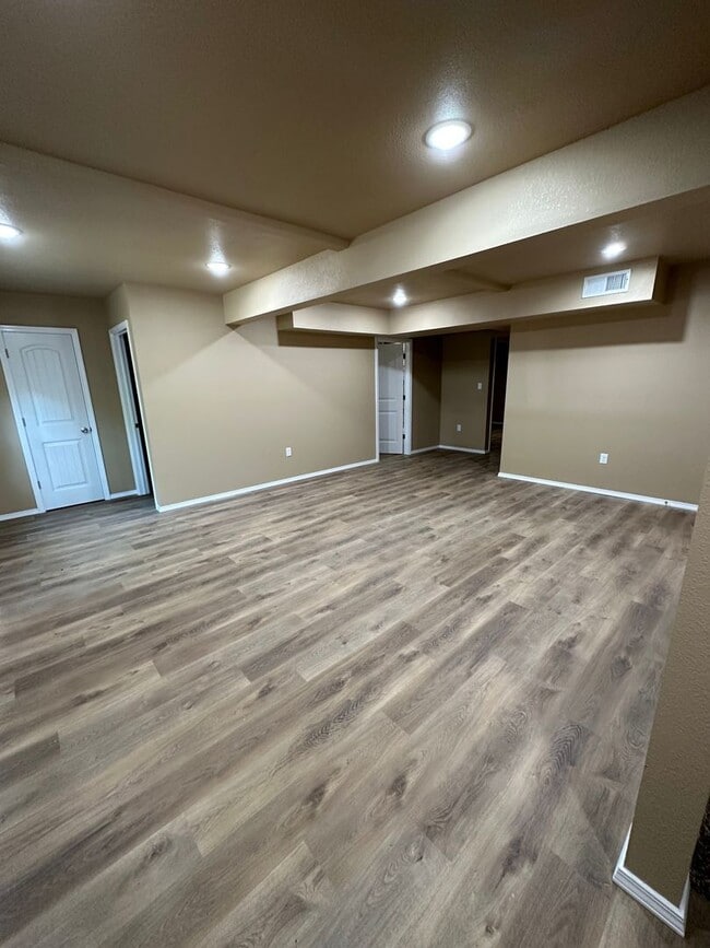 Building Photo - 4 BED 2 FULL BATH