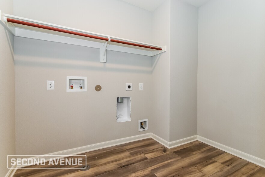 Building Photo - 2100 Jeanine Dr