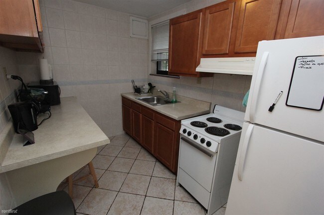 Building Photo - 1 br, 1 bath  - The Bentley Garden Level