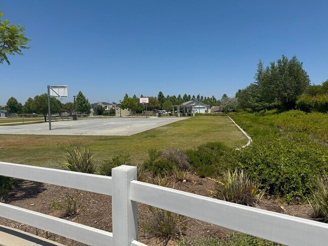Building Photo - Beautiful Single Story House in New commun...