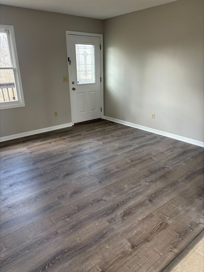 Building Photo - 3 Bedroom 2 Bath in Gray