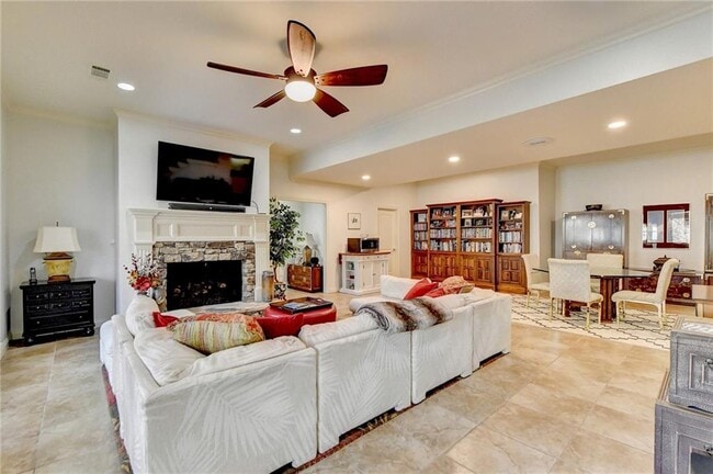 Building Photo - 6745 Laurel Oak Dr