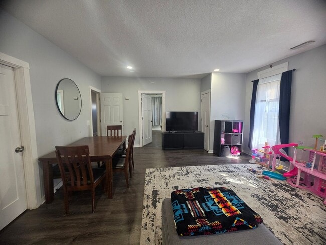 Building Photo - 626 NE Taylor St