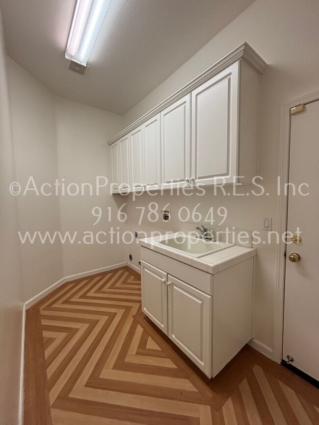 Building Photo - Single Story, Possible In-law or Great Hom...