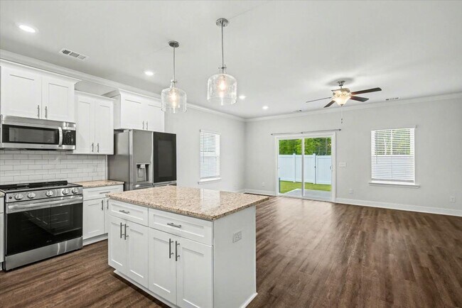 Building Photo - Like New 3 Bed, 2.5 Bath End Unit Townhome in Richmond Hill