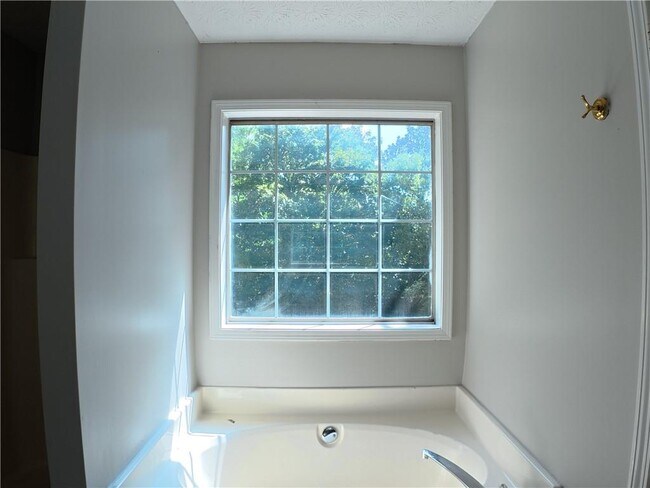 Building Photo - 2575 Overlake Dr