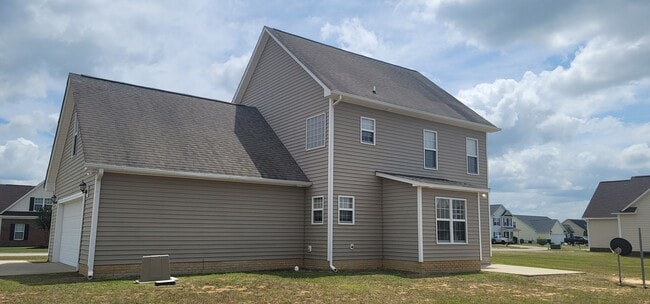 Building Photo - Beautiful 3 bedroom, 2.5 Bath home Minutes from Shopping & Easy Access to Highway for Travel.