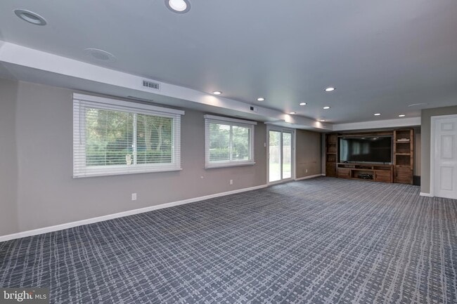 Building Photo - 1717 Country Club Dr