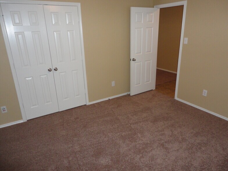 Building Photo - 811 Wild Prairie Dr