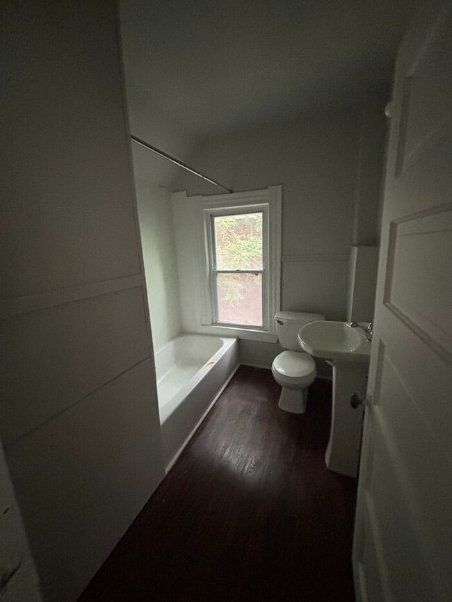 Building Photo - Stunning 4 beds 1 bath in Cleveland!