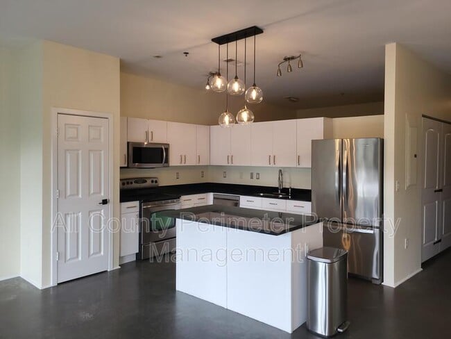 Building Photo - 560 Dutch Valley Rd NE