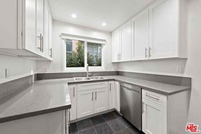 Building Photo - 1208 N Crescent Heights Blvd