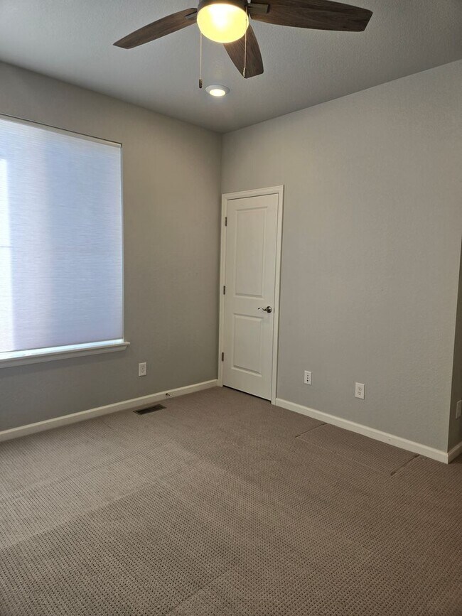 Building Photo - Evolve Real Estate: Spacious 3 Bed 2.5 bath Townhouse with Attached 2 Car Garage AVAILABLE NOW!