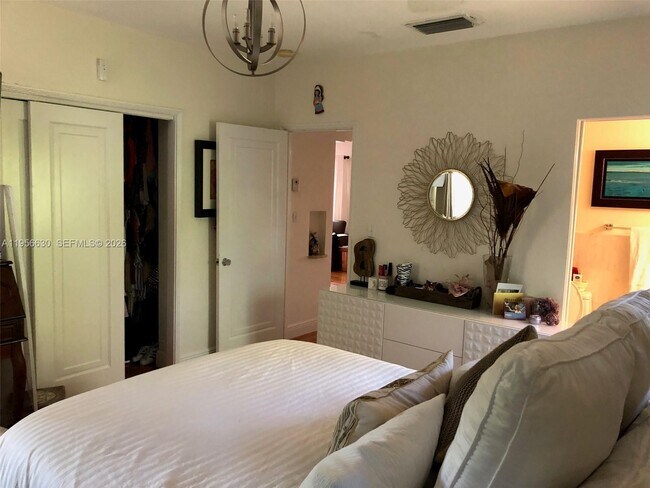 Building Photo - 5450 Sunset Dr