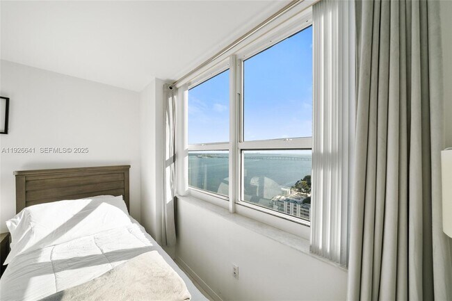 Building Photo - 1155 Brickell Bay Dr