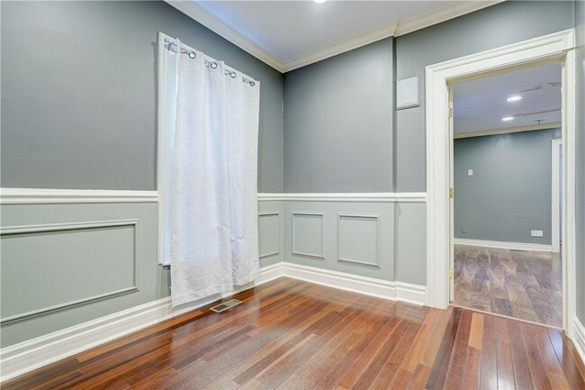 Building Photo - 450 S Main St