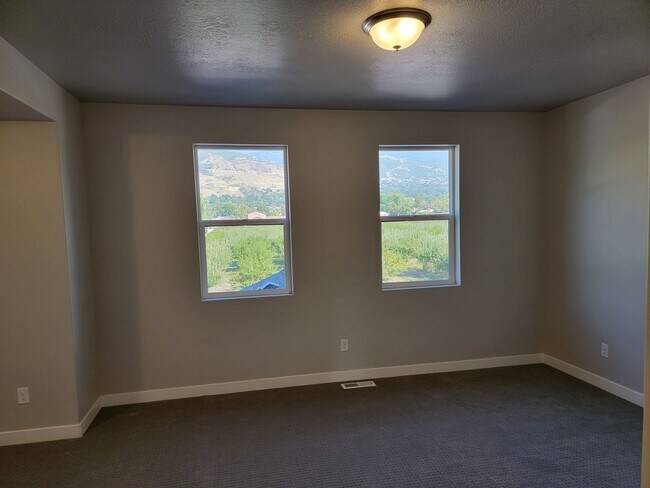 Building Photo - Stunning Townhomes!