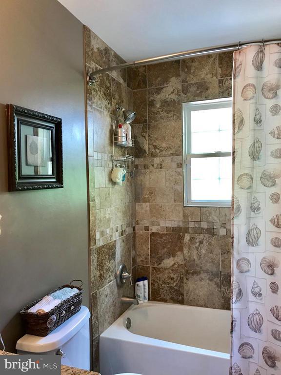 Building Photo - 8 Plumosa Dr