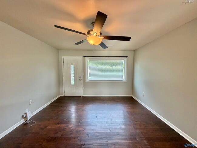 Building Photo - 2110 Fernbrook Dr NE