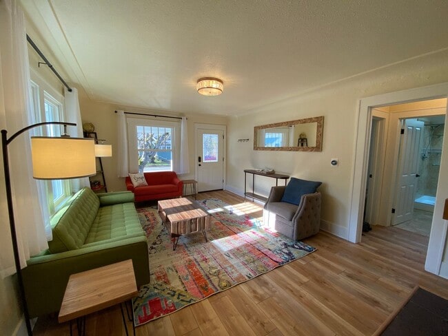 Building Photo - 3 Bedroom House Near UO Campus!! Ready for Fall 2026!