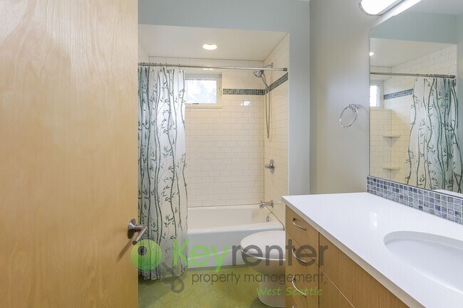 Building Photo - Modern Seattle Home Featuring Hardwood Floors and Style