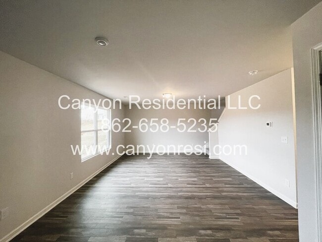 Building Photo - 706 Quail Ln