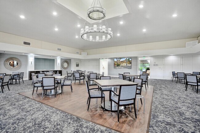 Building Photo - 5355 10th Fairway Dr