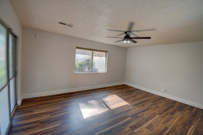 Building Photo - Beautiful Estate in the Heart of the NE Heights