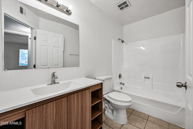 Building Photo - 2901 E Campo Bello Dr