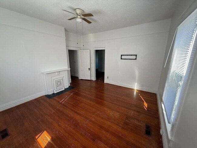 Building Photo - 404 Ewing St