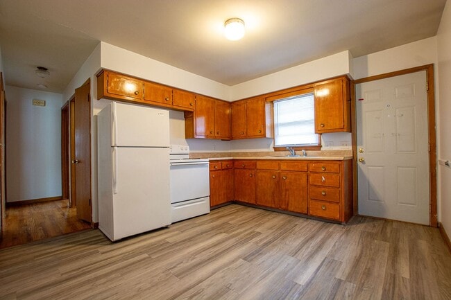 Building Photo - 2 Bedroom / 1 Bath Duplex with Private Basement and Washer/Dryer!