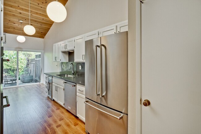 Building Photo - 3 bedroom 2 bath Townhome - Greenmeadow Neighborhood Palo Alto!  $6800