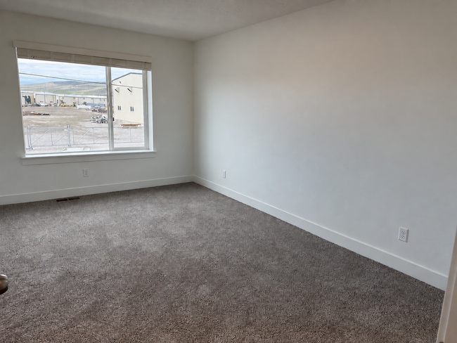 Building Photo - 953 N 900 W