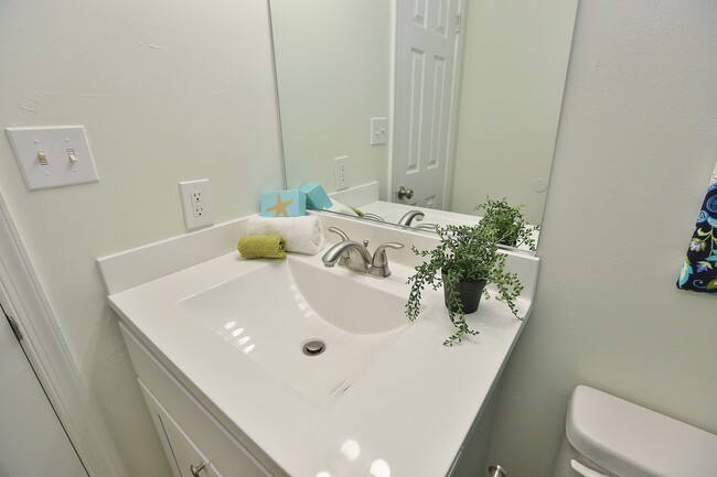 Building Photo - READY 11-03-25!! Completely Updated 2-Bedr...