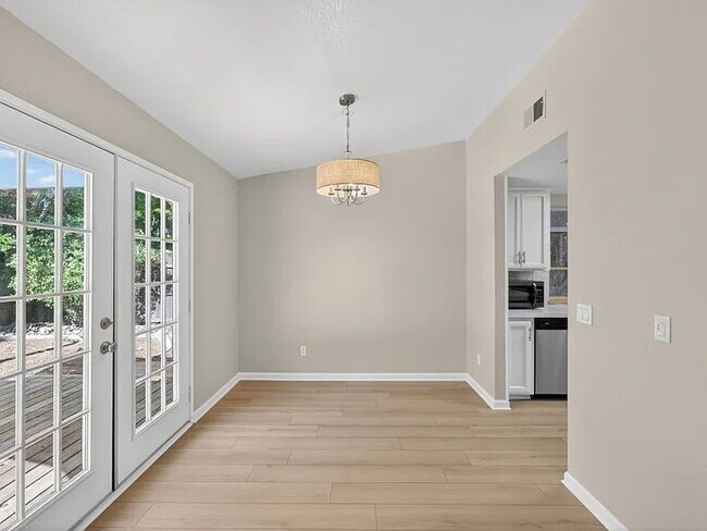 Building Photo - 3 bedroom 2 bath in Dry Creek School District.