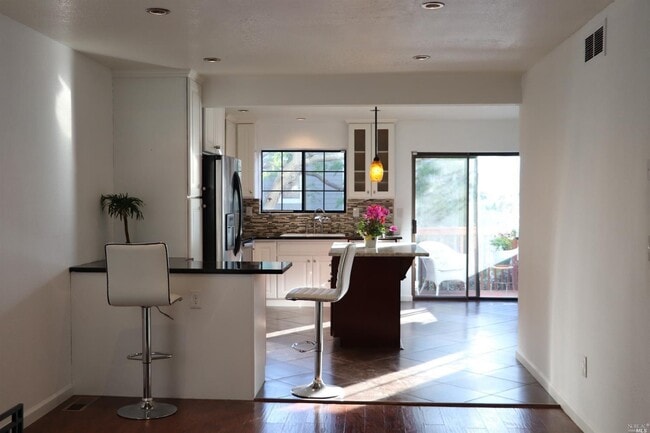 Building Photo - Benicia's 3 Bedrooms & 2.5 Bathrooms Townhouse, Water/Sewer/Trash Paid by HOA