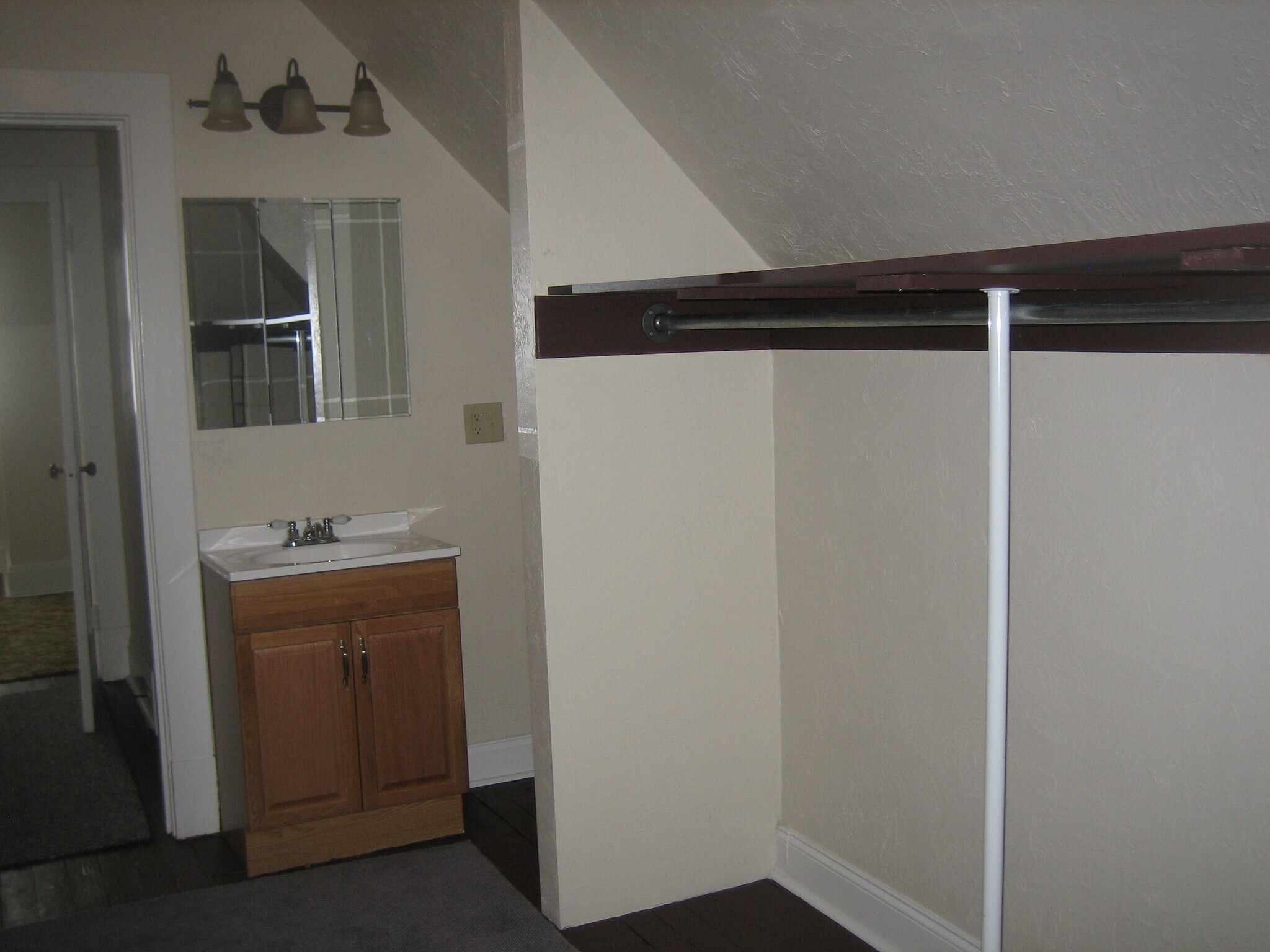 Building Photo - 142 S Bryant Ave