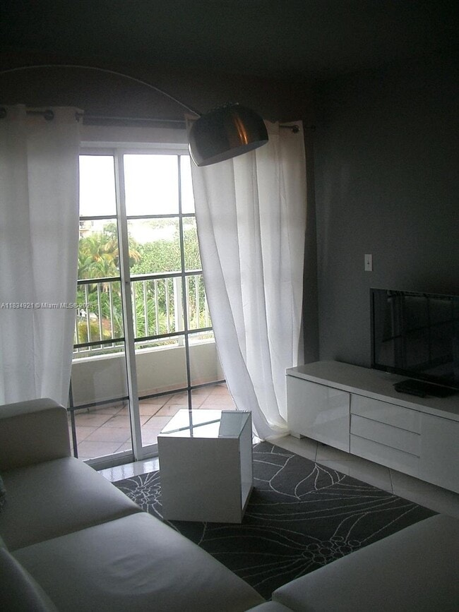 Building Photo - 2600 Collins Ave