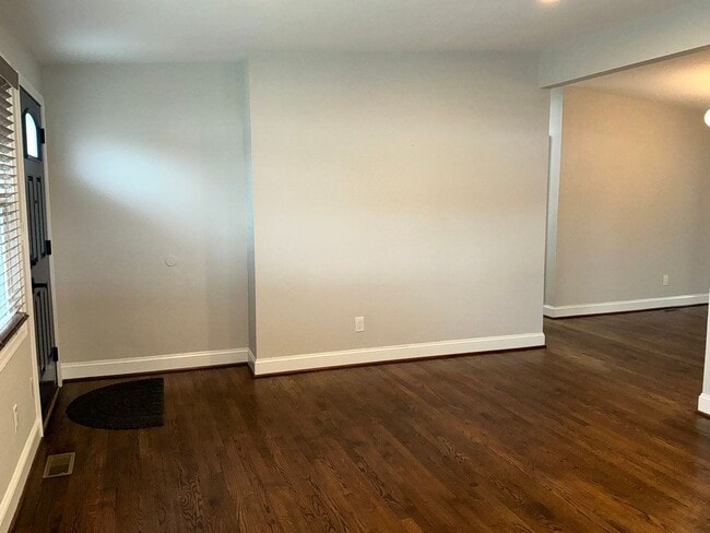 Building Photo - Fully updated 4BR 3BA single family rambler in Twinbrook Forest