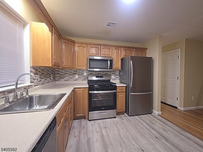 Building Photo - 94 Palm St