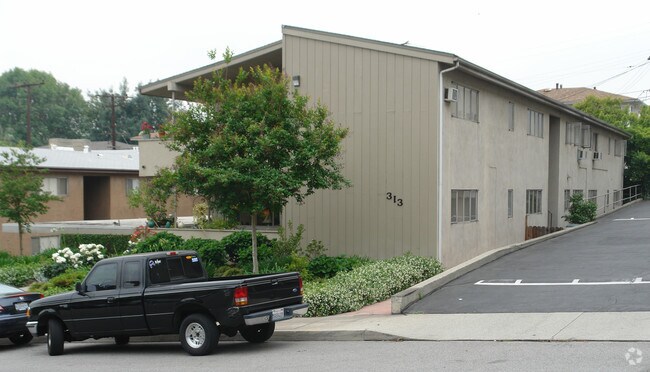 Building Photo - 313 Raymondale Dr