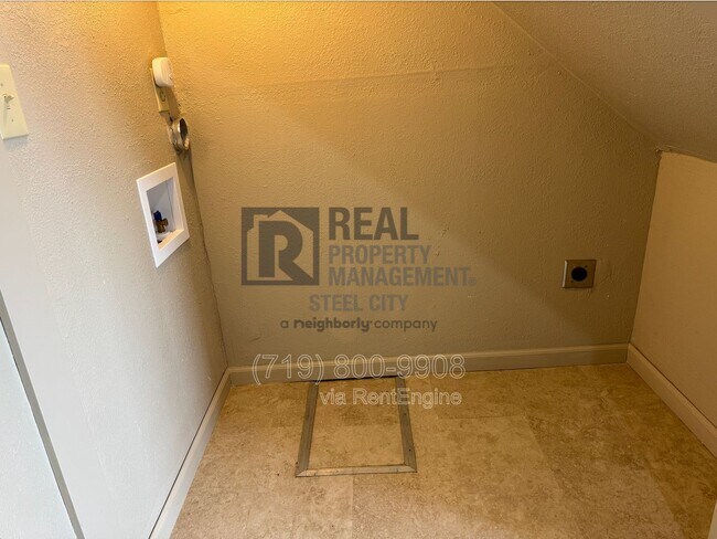 Building Photo - 1717 Oakshire Ln