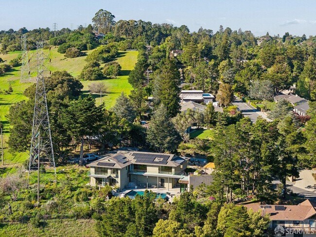 Building Photo - 1435 Lakeview Dr