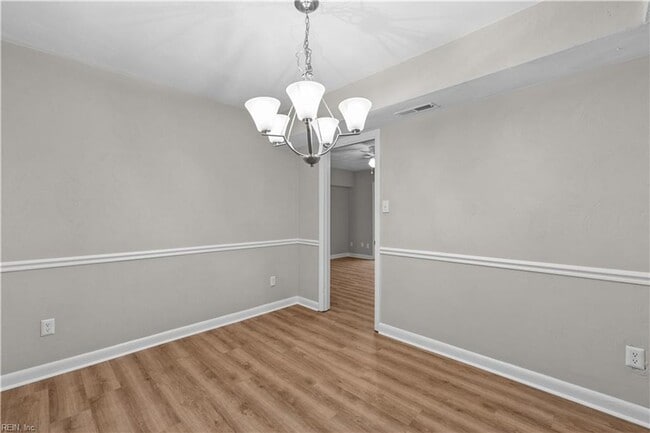 Building Photo - Updated Townhome in Virginia Beach