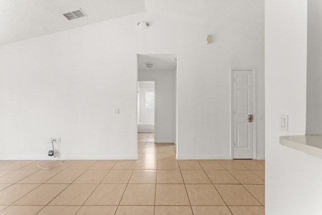 Building Photo - 3 bed with Solar heating Private Pool