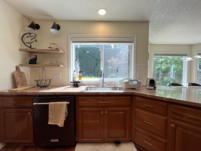 Building Photo - Stunning Bull Mountain Home with Gourmet Kitchen & Luxurious Primary Suite Retreat